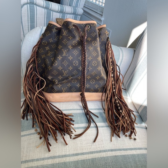 Louis Vuitton - Picture 2 of 7